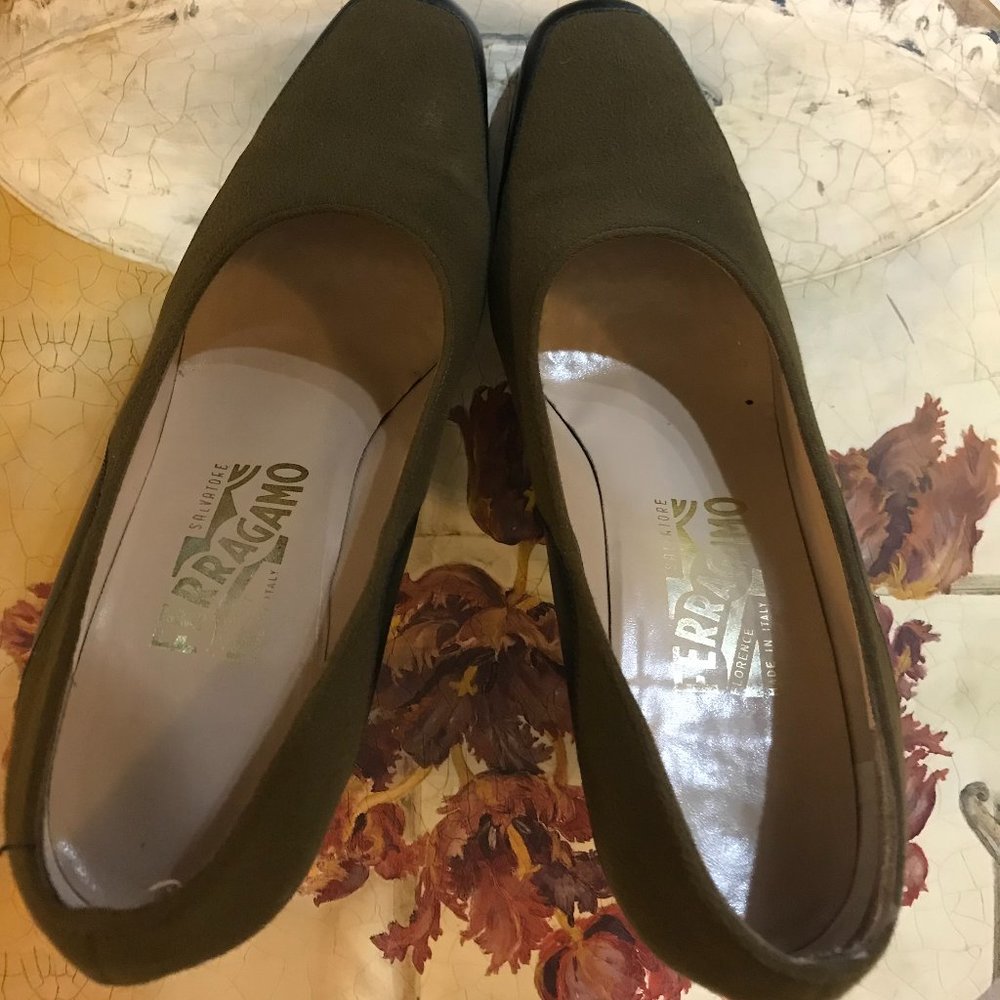 Ferragamo Olive/Black Pump -Size 8 - Picture 6 of 12
